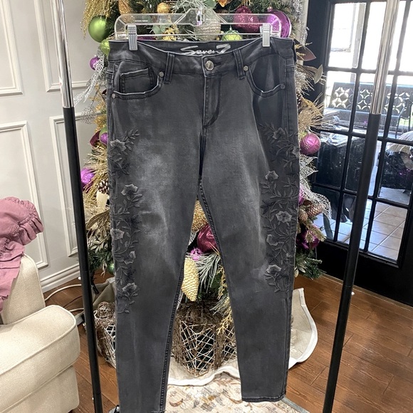 Jeans - Picture 2 of 3